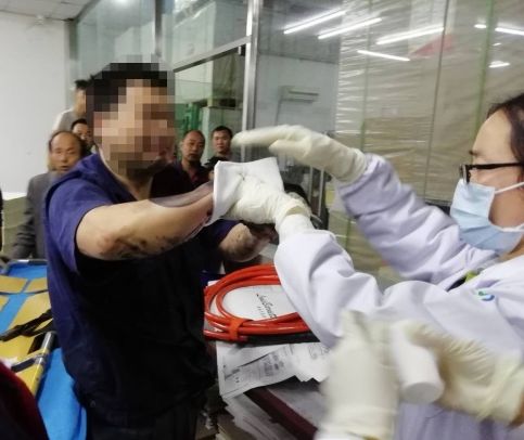 印刷工人手臂被夾